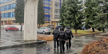 Kvůli úniku neznámé látky evakuovali celou třídu