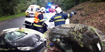 Řidička vyrazila dva protijedoucí vozy ze silnice