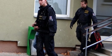 Prošel zavřenými dveřmi domu a pak napadl svou družku