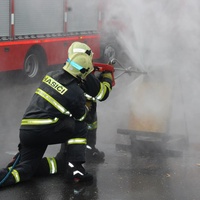 Cobra se prokouše betonem za pár vteřin a pak už sama bojuje s plameny