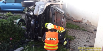 Auto proletělo plotem až na dvůr domu