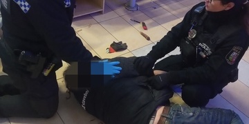 Muže oživovali pomocí defibrilátoru