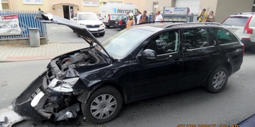 Dva zranění a stotisícová škoda