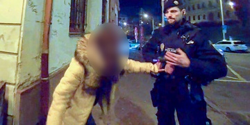 Silně opilá žena řádila v Nádražní ulici, posledním jejím výstupem byl pokus nafackovat strážníkovi