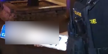 Policisté zabavili neplatiči značky, vyřešit to přijel jeho kamarád, ale tomu je sebrali také