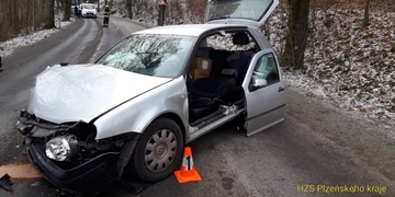 Řidič po nárazu do stromu zůstal zaklíněný ve voze