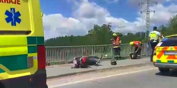 Skútrista se v tričku a kraťasech smýkal téměř 15 metrů po asfaltu