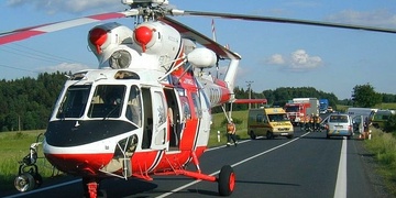 Nehoda – zraněného motorkáře transportuje vrtulník na Emergency