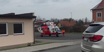 "Přijeďte honem, bodli jí do břicha," uvedl volající na tísňové lince