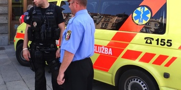 O život muže bojovali strážníci i záchranáři