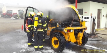 Nakladač začal hořet u čerpací stanice