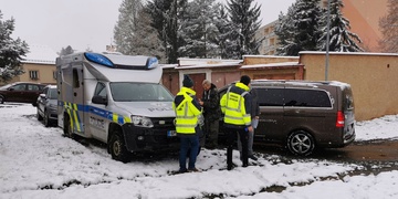 V garáži byl nalezen zastřelený muž