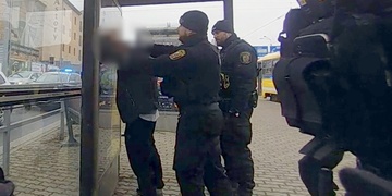 Muž se zbraní způsobil paniku v tramvaji - nové informace