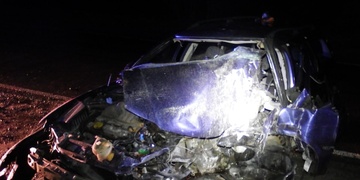 Auto polepené policejními pečetěmi narazilo do elektrického sloupku