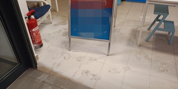 Prádelnu doslova zasněžil hasicím přístrojem