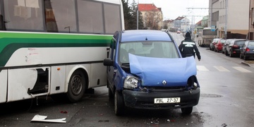 Hromadná nehoda autobusu a tří osobních vozidel