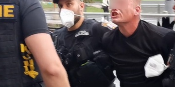 Agresor napadl několik lidí, posledního muže zbil uprostřed rušné ulice