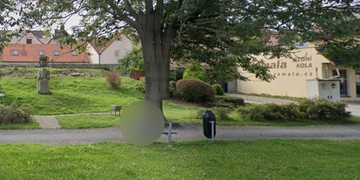 Nahý muž před základní školou