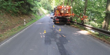 Řidič nerespektoval pokyn k zastavení a srazil údržbáře silnic