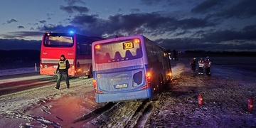 Řidič autobusu nezvládl řízení na zasněžené vozovce a havaroval