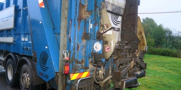 Popelář přimáčkl a zranil kolegu