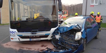 Střet auta s autobusem
