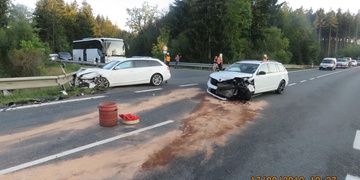 Při střetu dvou vozů byla zraněna žena