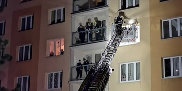 Noční požár v panelovém domě