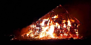 Za nočním požárem může být žhář