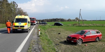 Po nehodě se auto v poli několikrát převrátilo