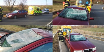 Z jedoucího kamionu spadl velký kus ledu na auto, dva lidé jsou zraněni