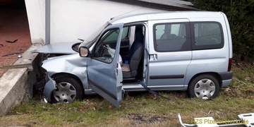 Starší řidič havaroval do vjezdu domu