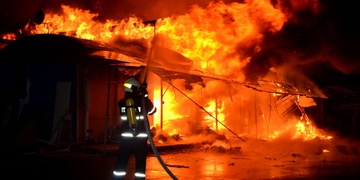 Výbuch tlakové lahve zranil hasiče