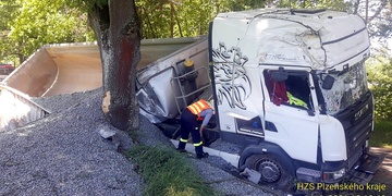 Se sklápěčkou havaroval mimo silnici