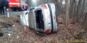 Řidič s vozem narazil do stromu a převrátil se