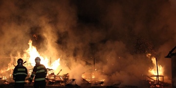 Noční požár u ubytovny za sebou nechal milionovou škodu