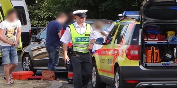 Chtěli dát přednost chodcům, skončili v nemocnici