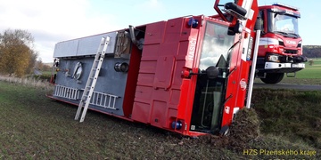 Hasičská cisterna se převrátila do pole