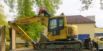 Převážel bagr a neodhadl jeho výšku