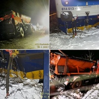 Vlak ve stromě i sypač v příkopu