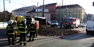 Nákladní auto se převrátilo na mostě v Plzni