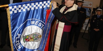 Plzeňský biskup Mons. Tomáš Holub požehnal praporu Městské policie Plzeň