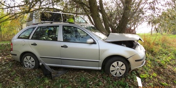 Po smyku havarovala do stromu