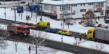 Jedenáctiletá dívenka vběhla přímo mezi jedoucí auta