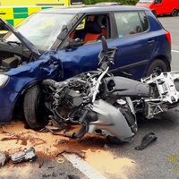 Osmdesátiletá řidička nedala motorkáři přednost