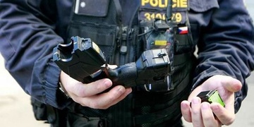 Agresivního a ozbrojeného muže museli zpacifikovat pomocí taseru