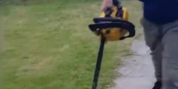 Agresor vzal na spolubydlící motorovou pilu