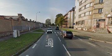 Pickup v pondělí srazil na Jateční ženu a řidič z místa ujel