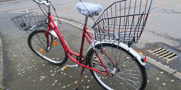 Dodávka při odbočování srazila ženu na kole