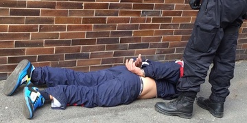 Pod záminkou žádosti o cigaretu agresoři brutálně zmlátili muže